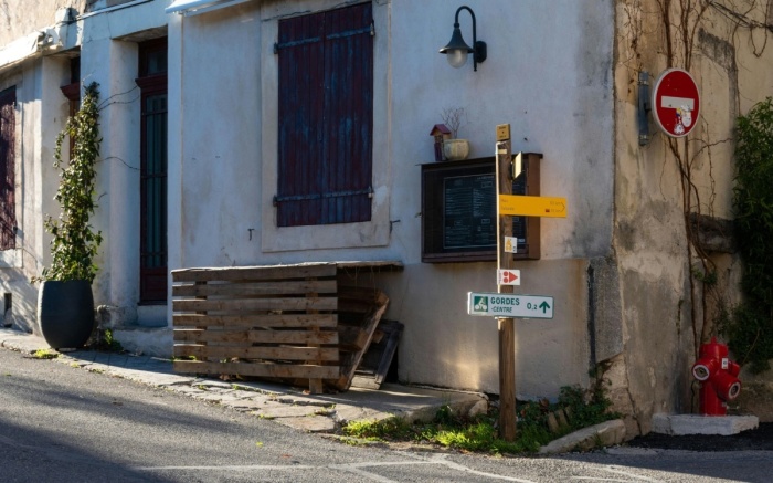 Maison en pierre typique de Gordes – trajet VTC ou taxi depuis Marseille