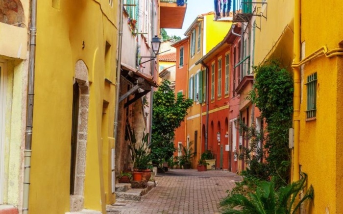Ruelle colorée du Vieux-Nice – transport privé ou taxi Marseille Nice